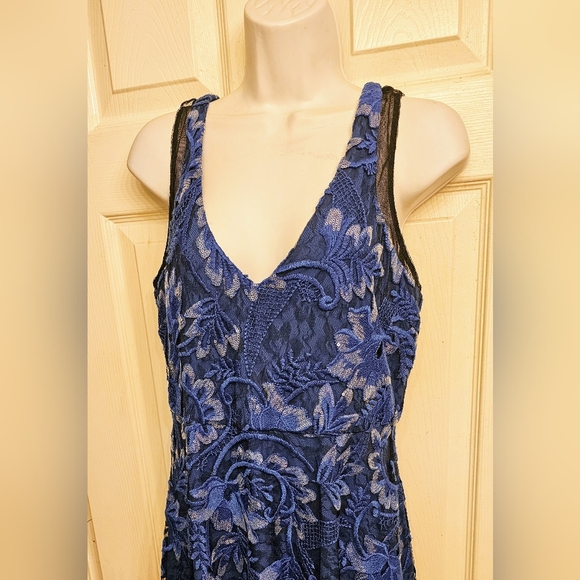 BELLE BADGLEY MISHKA SANDRINE FLORAL V-NECK, SLEEVELESS EMBROIDERY DRESS - Picture 3 of 13